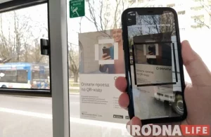 Каждый четвертый гродненец покупает талончики в приложении. Но контролеры могут заблокировать покупку в последний момент. Как? В салоне гродненского автобуса пассажир оплачивает проезд с помощью приложения и QR-кода. Фото из архива Hrodna.life