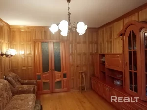 Недвижимость недели: в Гродно нашлась олдскульная квартира, где все стены отделаны натуральным деревом На Девятовке продают квартиру, полностью отделанную деревом.