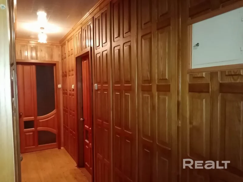 На Девятовке продают квартиру, полностью отделанную деревом.