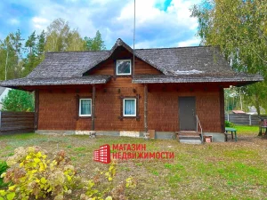 Недвижимость недели: под Гродно продают хутор с видом на Неман и сосновый лес Деревянный дом с соломенной крышей, окруженный деревьями и зеленью - Хутор в деревне Загорники под Гродно.