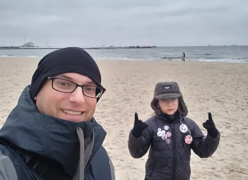 “Мама умерла”. Гродненец после потери жены сам воспитывает сына и ищет новую любовь Витольд Яроцкий с сыном.