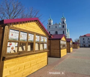 На Советской площади появились торговые домики — будут продавать еду и сувениры 