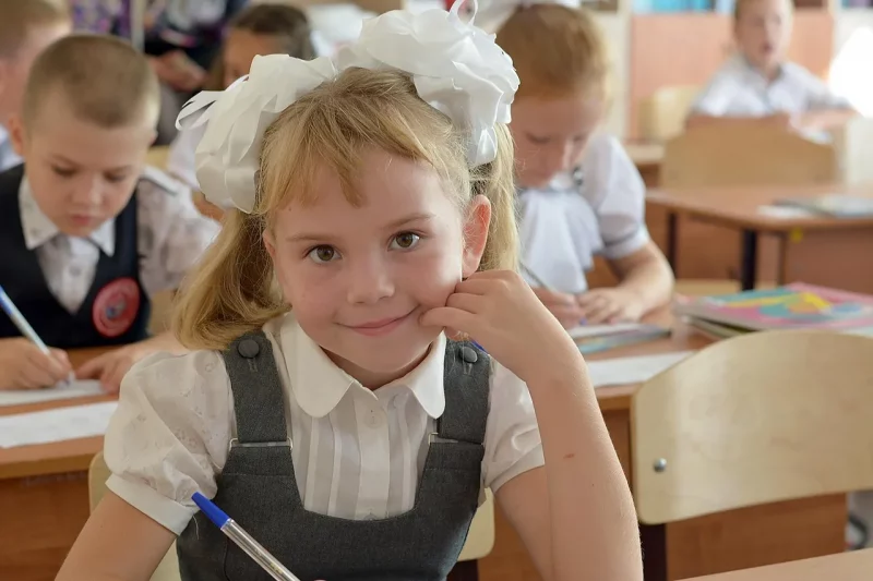 В Беларуси начали прием в первые классы. Что нужно знать родителям? первоклассники