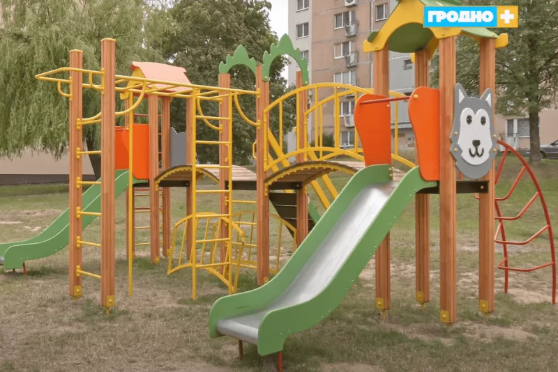 В Гродно вандалы портят детские площадки — выкручивают болты и выбивают ограждения В Гродно вандалы портят детские площадки — выкручивают болты и выбивают ограждения