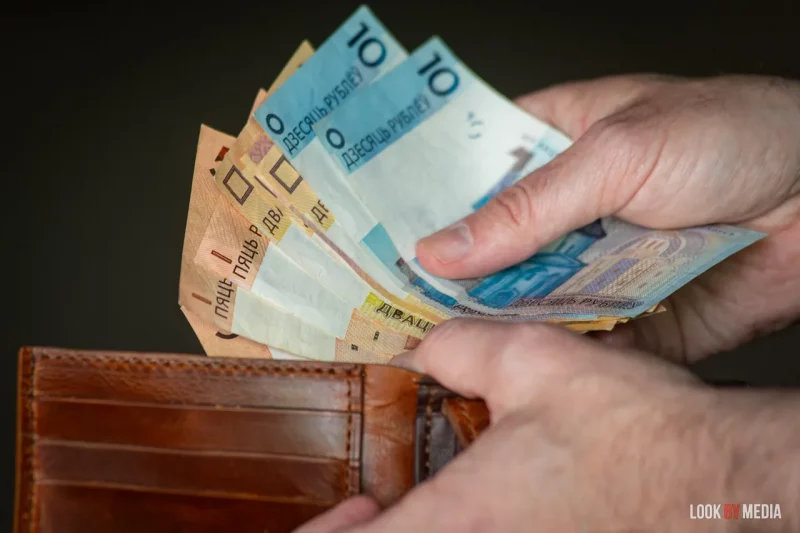 В области за год средняя номинальная зарплата выросла на $123 рубли в кошельке