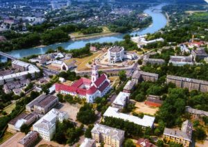 Белорусы могут купить статую маленького Ленина Снимок 2000 года. В центре не осталось и половины этой зелени