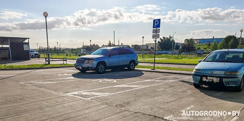 Водителей в Грандичах массово оштрафовали за парковку на инвалидных местах Водителей в Грандичах массово оштрафовали за парковку на инвалидных местах
