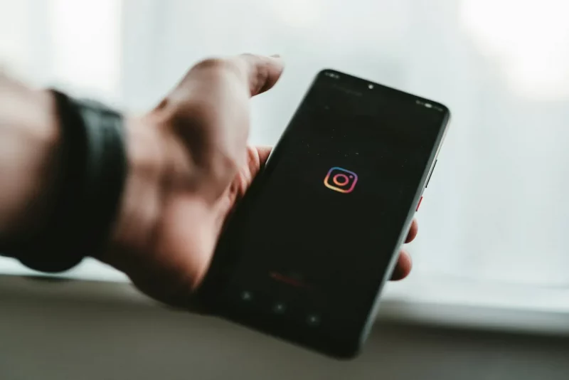 Как распознать искусственную накрутку в Instagram: полный гид накрутки instagram телефон в руке смартфо соцсети