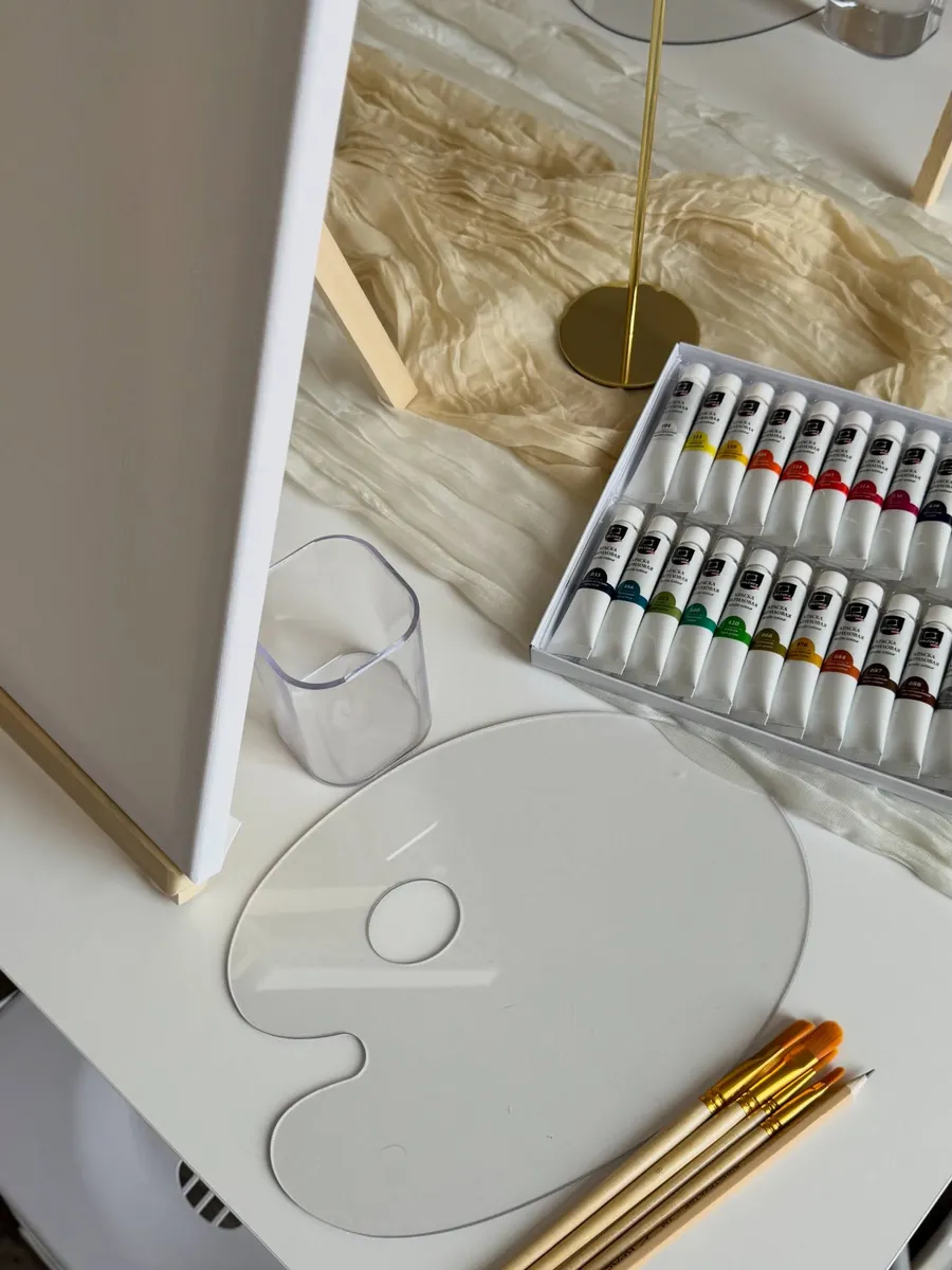 Mona art studio.