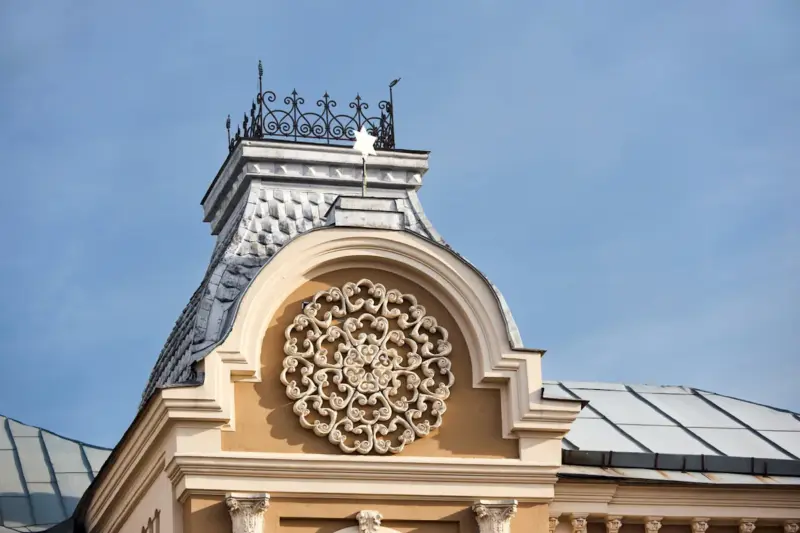 Головы львов, инструменты лесорубов и таинственные надписи: какие "секретные" символы можно увидеть на фасадах гродненских зданий? На одной из башен хоральной синагоги выполнен барельеф в виде символа иудаизма – граната. Фото: iStock