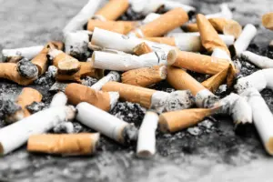 Жители одного из домов в Гродно жалуются на сотни сигаретных бычков во дворе 