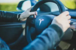 «Джон Уик придет за тобой». Американец разбил свою Tesla, а через год нашел ее в Беларуси — и мог дистанционно ей управлять Tesla Model 3 из Америки в Беларусь