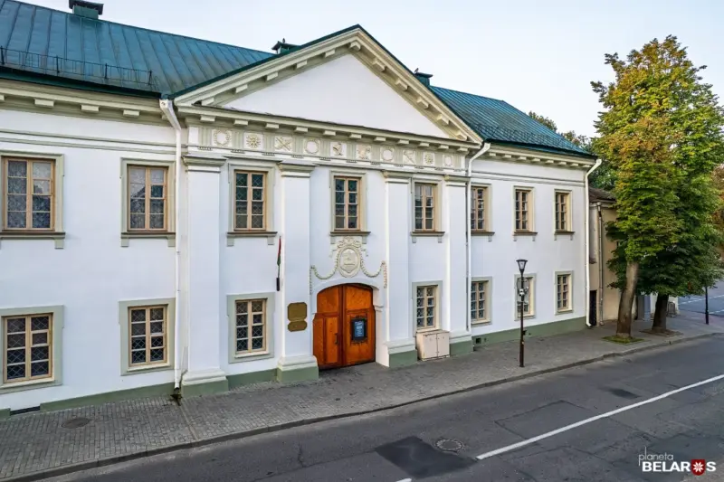 Гродненку поторопили в коридоре музея, чтоб та не увидела “неоплаченную экспозию”. Учреждение прокомментировало ситуацию Гродненку поторопили в коридоре музея, чтоб та не увидела “неоплаченную экспозию”. Учреждение прокомментировало ситуацию