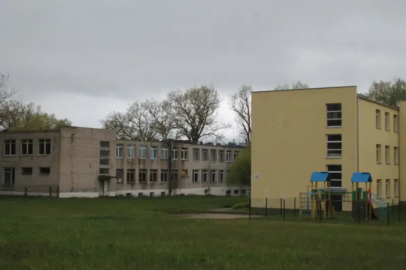 Адзін з закінутых будынкаў каля мясцовай гімназіі, які планавалася аддаць пад лагер для бежанцаў у 2021 годзе. Фота: Hrodna.life