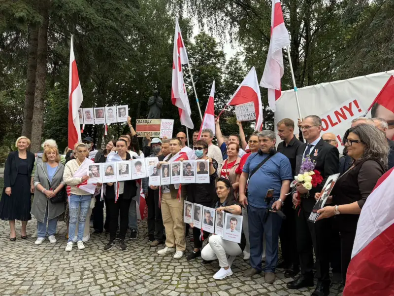 «Тут апынуліся ўсе гарадзенцы свету». У Беластоку прайшла апошняя акцыя ў падтрымку Анджэя Пачобута – упершыню з удзелам самога журналіста