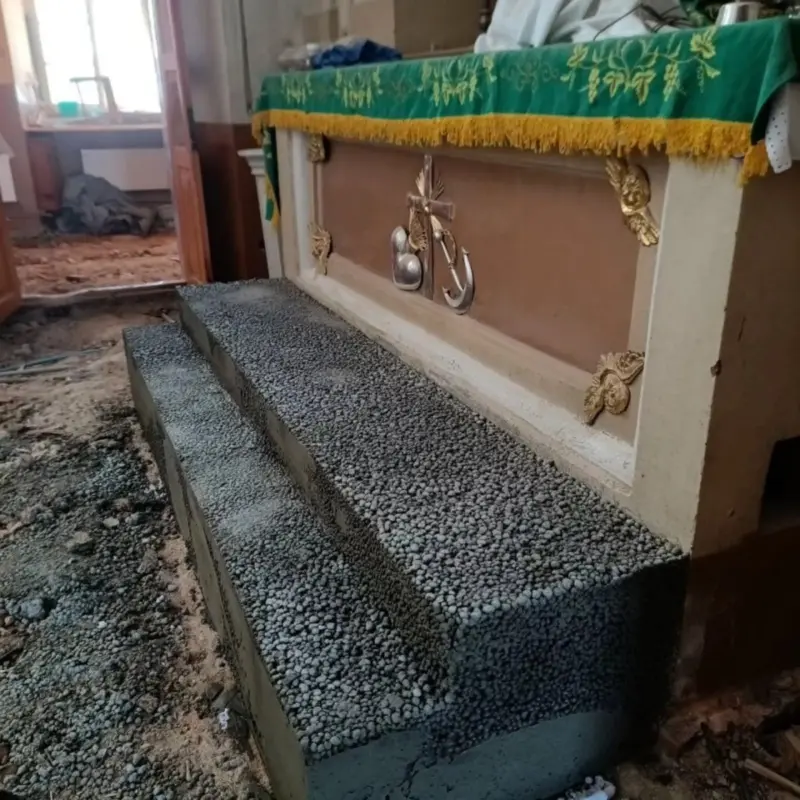 У касцёле каля магілы Багушэвіча гістарычную падлогу замянілі на бетон. На рамонт паскардзіліся ў Мінкульт