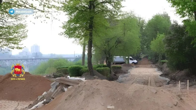 «Еще не сдали, а уже крошится». Гродненцы снова критикуют работы в сквере на Дарвина