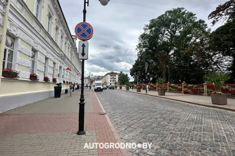 На ўчастку вуліцы Ажэшкі цалкам забаранілі паркоўку