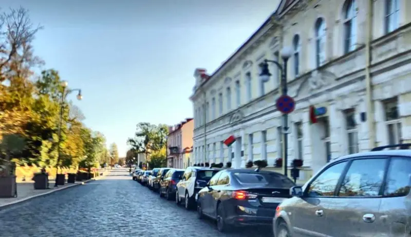На ўчастку вуліцы Ажэшкі цалкам забаранілі паркоўку