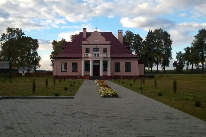 У Гродзенскай вобласці прадаюць сядзібу амаль векавой даўніны. У ёй працавала гасцініца, а побач ёсць тэнісны корт