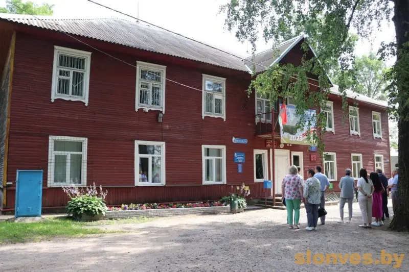 «Падтрымка насельніцтва». Жыхары аграгарадка пад Слонімам засталіся без пошты і аптэкі