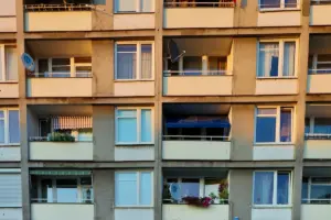 Сироте в Дятлово выдали арендную квартиру, а после ремонта сказали переселяться (обновлено)