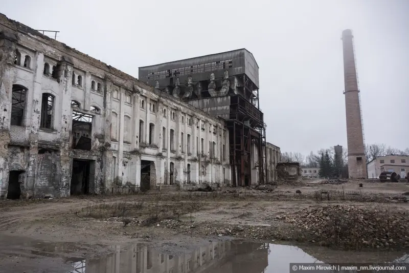 У Краснасельскім зносяць стары цэментны завод. Яго спрабавалі захаваць, але статус помніка не далі