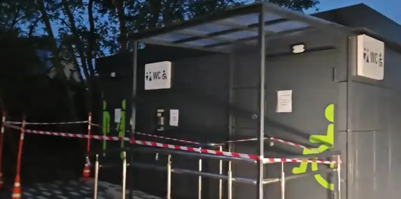«Ну нарэшце». У скверы на Дарвіна ўсталявалі стацыянарную прыбіральню