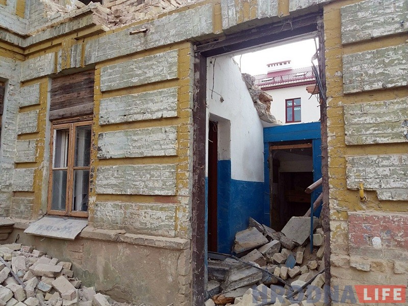 Засыпалі падвал і разабралі частку будынка: на Тэльмана пачалася рэканструкцыя старога дома Засыпалі падвал і разабралі частку будынка: на Тэльмана пачалася рэканструкцыя старога дома