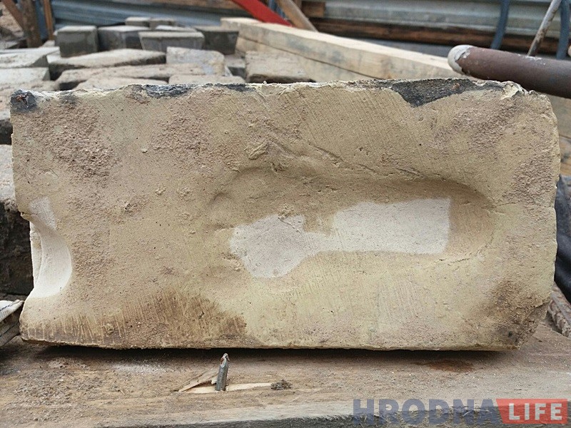 Засыпалі падвал і разабралі частку будынка: на Тэльмана пачалася рэканструкцыя старога дома Засыпалі падвал і разабралі частку будынка: на Тэльмана пачалася рэканструкцыя старога дома