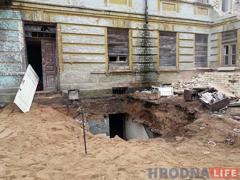 Засыпалі падвал і разабралі частку будынка: на Тэльмана пачалася рэканструкцыя старога дома Засыпалі падвал і разабралі частку будынка: на Тэльмана пачалася рэканструкцыя старога дома