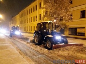 Камунальная тэхніка выехала на вуліцы горада расчышчаць снег Камунальная тэхніка выехала на вуліцы горада расчышчаць снег