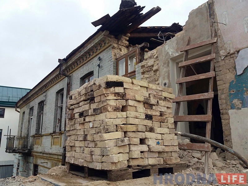 Засыпалі падвал і разабралі частку будынка: на Тэльмана пачалася рэканструкцыя старога дома Засыпалі падвал і разабралі частку будынка: на Тэльмана пачалася рэканструкцыя старога дома