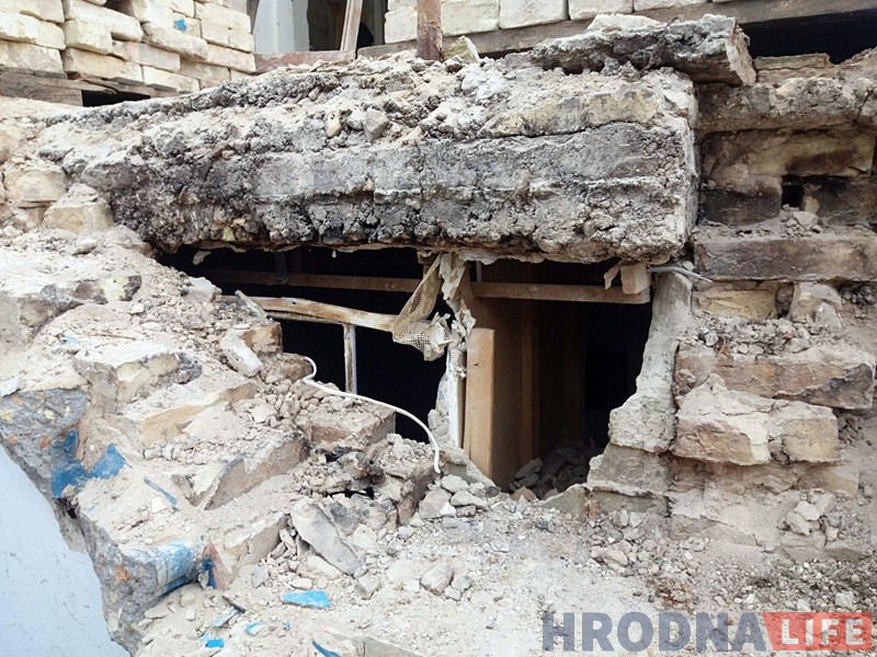 Засыпалі падвал і разабралі частку будынка: на Тэльмана пачалася рэканструкцыя старога дома Засыпалі падвал і разабралі частку будынка: на Тэльмана пачалася рэканструкцыя старога дома