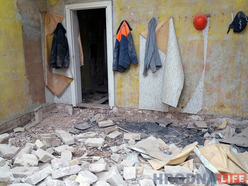 Засыпалі падвал і разабралі частку будынка: на Тэльмана пачалася рэканструкцыя старога дома Засыпалі падвал і разабралі частку будынка: на Тэльмана пачалася рэканструкцыя старога дома
