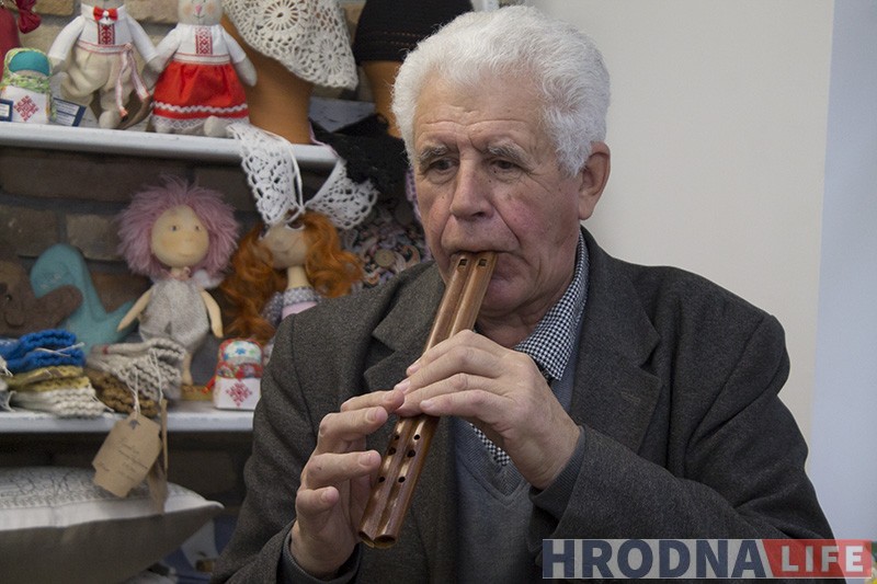 Дзясяткі інструментаў і кожны ўнікальны. Мар'ян Скрамблевіч выступіў у краме “Лёля” Дзясяткі інструментаў і кожны ўнікальны. Мар'ян Скрамблевіч выступіў у краме “Лёля”