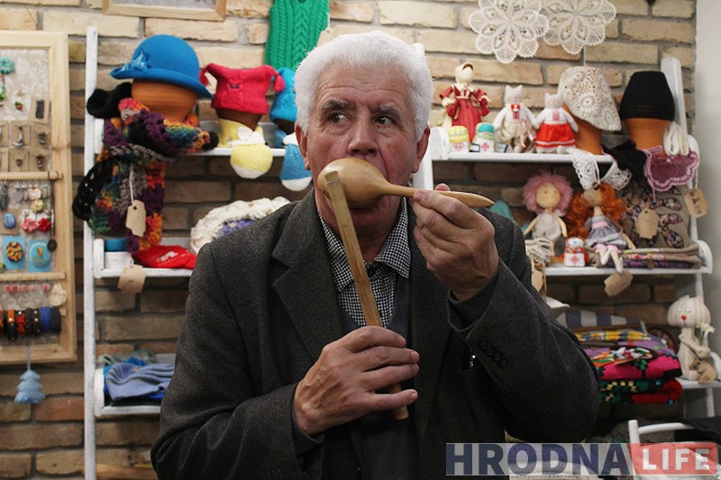 Дзясяткі інструментаў і кожны ўнікальны. Мар'ян Скрамблевіч выступіў у краме “Лёля” Дзясяткі інструментаў і кожны ўнікальны. Мар'ян Скрамблевіч выступіў у краме “Лёля”
