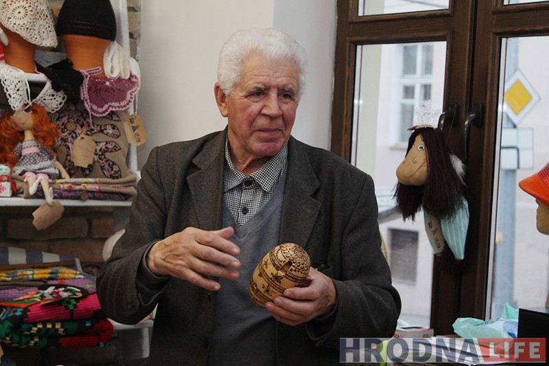 Дзясяткі інструментаў і кожны ўнікальны. Мар'ян Скрамблевіч выступіў у краме “Лёля” Дзясяткі інструментаў і кожны ўнікальны. Мар'ян Скрамблевіч выступіў у краме “Лёля”