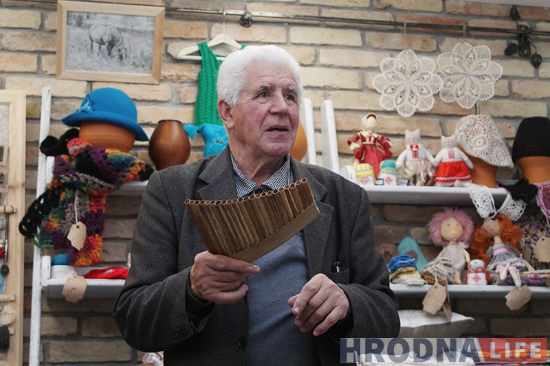 Дзясяткі інструментаў і кожны ўнікальны. Мар'ян Скрамблевіч выступіў у краме “Лёля” Дзясяткі інструментаў і кожны ўнікальны. Мар'ян Скрамблевіч выступіў у краме “Лёля”