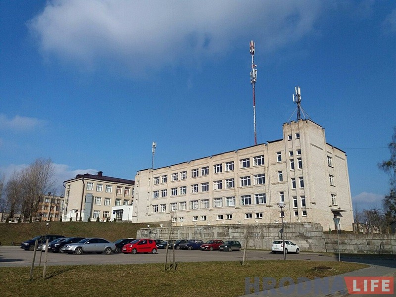 Каля ўніверсітэта на Даватара падпітыя хлопцы напалохалі студэнтаў аўтаматам Каля ўніверсітэта на Даватара падпітыя хлопцы напалохалі студэнтаў аўтаматам