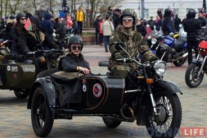 Сотні ўдзельнікаў мотафестывалю «Хавайся ў бульбу 2017» праехалі па горадзе і выставілі тэхніку на плошчы Леніна Сотні ўдзельнікаў мотафестывалю «Хавайся ў бульбу 2017» праехалі па горадзе і выставілі тэхніку на плошчы Леніна