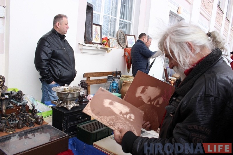 Першы "Кірмаш даўніны" адкрыўся ў Гродне: пакуль без замежных калекцыянераў Першы "Кірмаш даўніны" адкрыўся ў Гродне: пакуль без замежных калекцыянераў