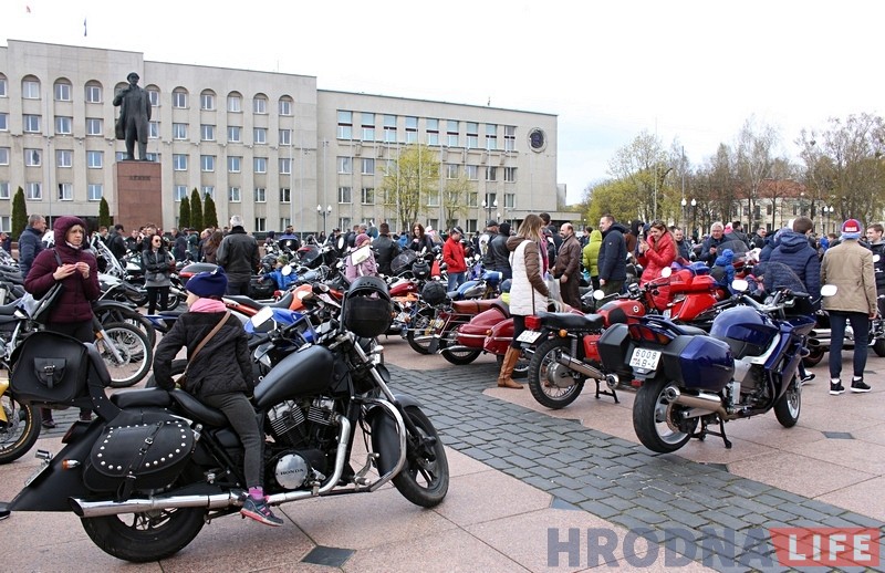 Сотні ўдзельнікаў мотафестывалю «Хавайся ў бульбу 2017» праехалі па горадзе і выставілі тэхніку на плошчы Леніна Сотні ўдзельнікаў мотафестывалю «Хавайся ў бульбу 2017» праехалі па горадзе і выставілі тэхніку на плошчы Леніна