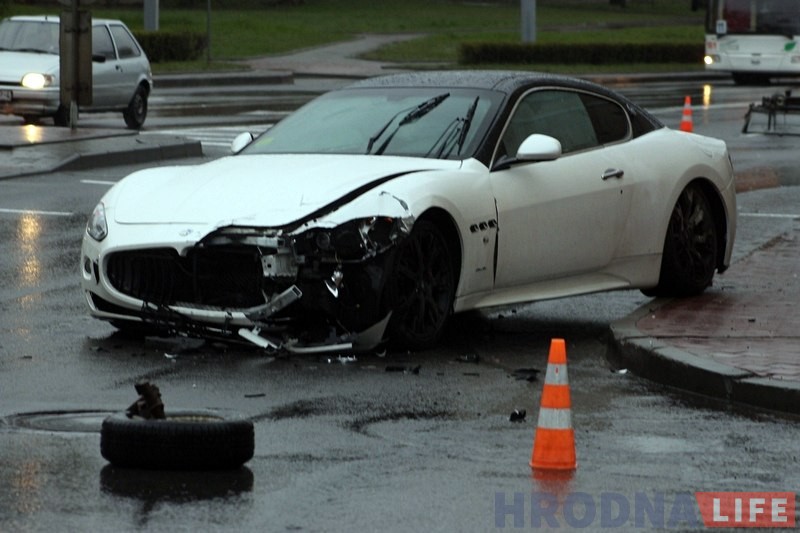 У цэнтры Гродна разбіўся Maserati У цэнтры Гродна разбіўся Maserati