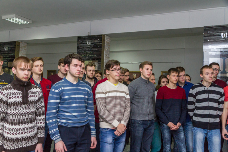 Студэнты ГрДУ глядзяць пасланне прэзідэнта стоячы