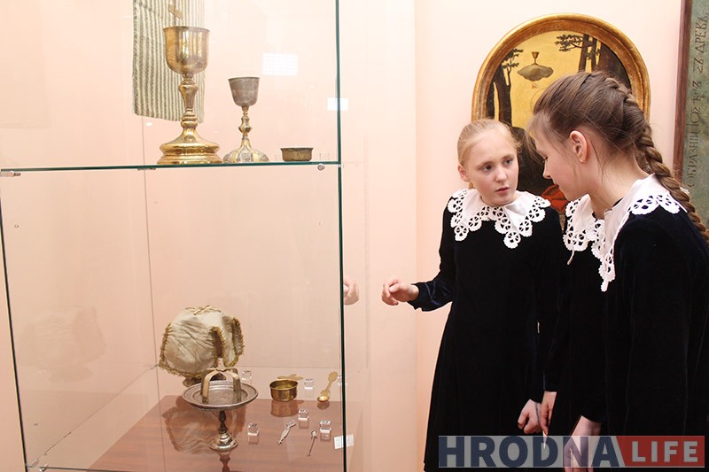Абразы з перламутру і харугва з Фары Вітаўта. Што пабачыць па Велікоднай выставе ў Музеі гісторыі рэлігіі Абразы з перламутру і харугва з Фары Вітаўта. Што пабачыць па Велікоднай выставе ў Музеі гісторыі рэлігіі