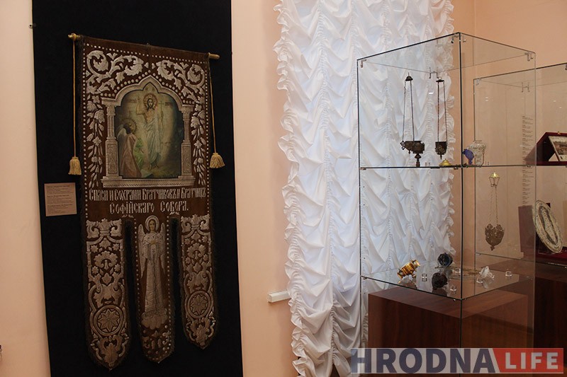 Абразы з перламутру і харугва з Фары Вітаўта. Што пабачыць па Велікоднай выставе ў Музеі гісторыі рэлігіі Абразы з перламутру і харугва з Фары Вітаўта. Што пабачыць па Велікоднай выставе ў Музеі гісторыі рэлігіі