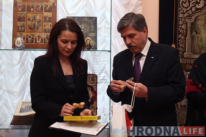 Абразы з перламутру і харугва з Фары Вітаўта. Што пабачыць па Велікоднай выставе ў Музеі гісторыі рэлігіі Абразы з перламутру і харугва з Фары Вітаўта. Што пабачыць па Велікоднай выставе ў Музеі гісторыі рэлігіі