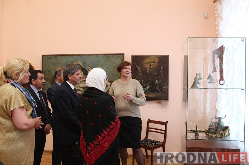Абразы з перламутру і харугва з Фары Вітаўта. Што пабачыць па Велікоднай выставе ў Музеі гісторыі рэлігіі Абразы з перламутру і харугва з Фары Вітаўта. Што пабачыць па Велікоднай выставе ў Музеі гісторыі рэлігіі