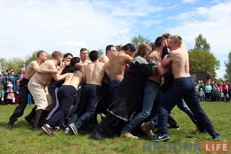 Казакі, рэканструктары і патрыятычныя клубы сабраліся ў Гродне напярэдадні Дня Перамогі Казакі, рэканструктары і патрыятычныя клубы сабраліся ў Гродне напярэдадні Дня Перамогі